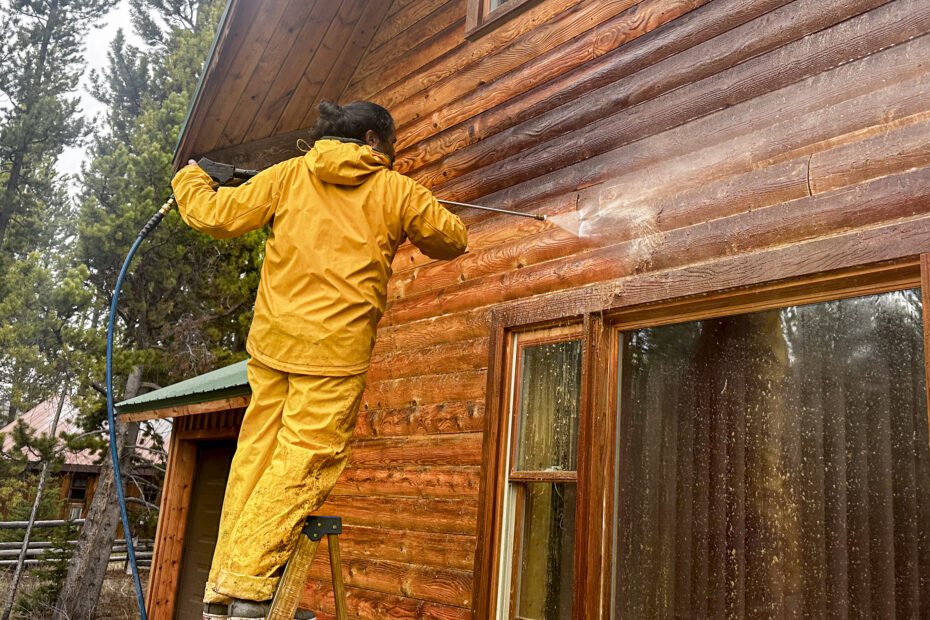 Professional-pressure-washing-log-home-dubois-wyoming